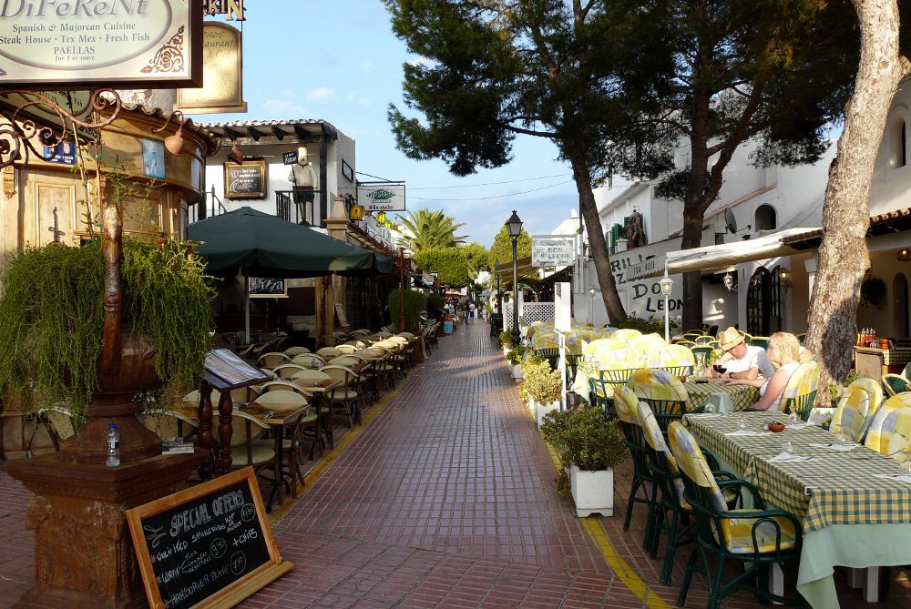 Kneipen und Restaurants in der Fußgängerzone von Cala d'Or
